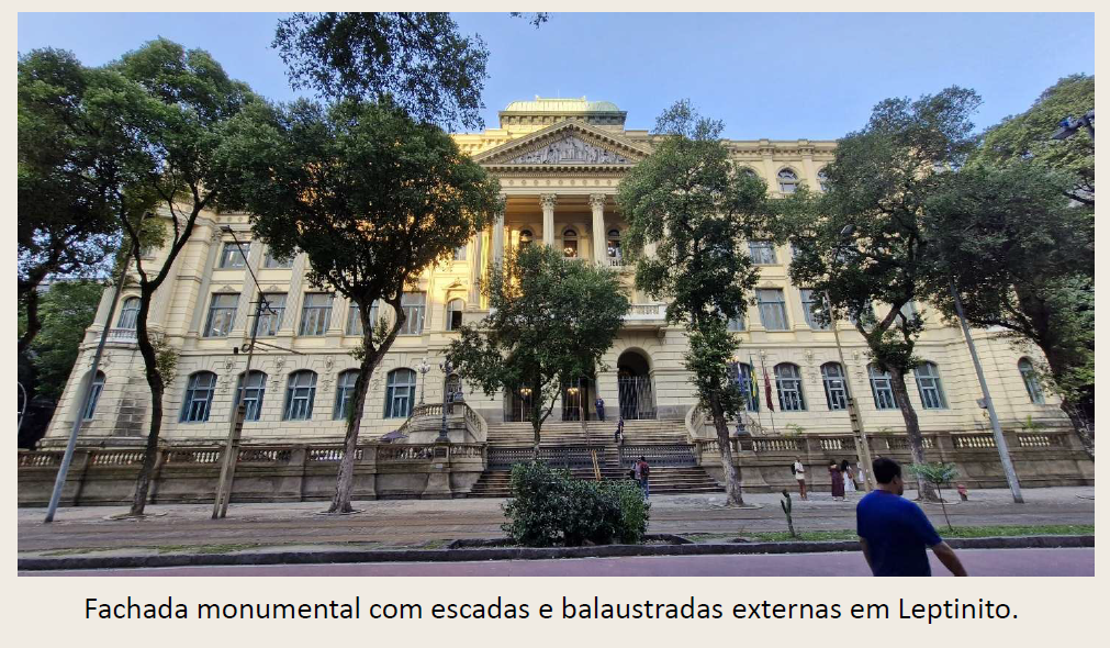 Fachada monumental da Biblioteca Nacional na Cinelândia, com escadas e balaustradas externas em leptinito