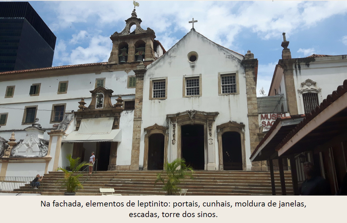 Fachada do Convento de Santo Antônio no Largo da Carioca, com portais, cunhais, molduras de janelas, escadas e torre dos sinos em leptinito